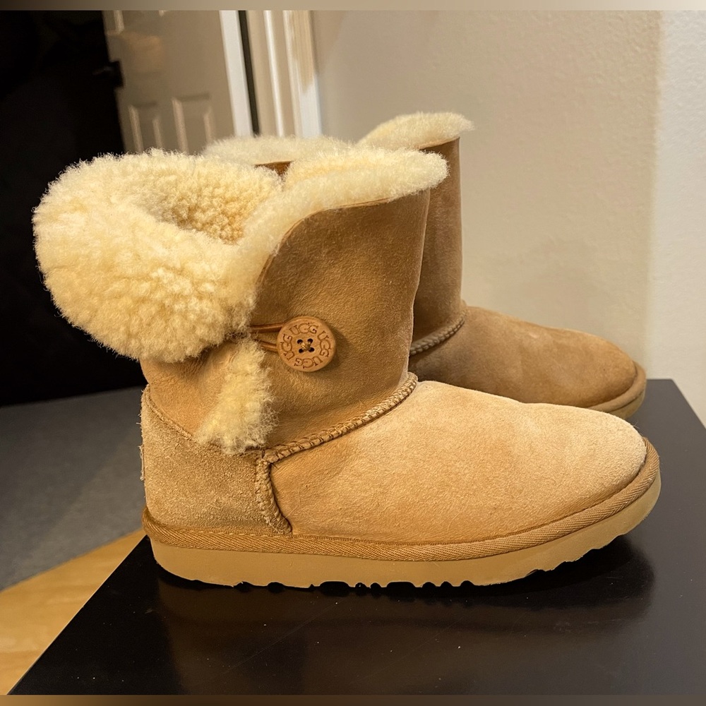 UGG Bailey Button II bootie, kids size 4, Chestnut
